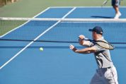 Mann spielt Tennis Mann spielt Tennis